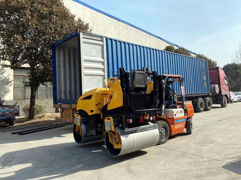 奔馬小型壓路機出口發貨中